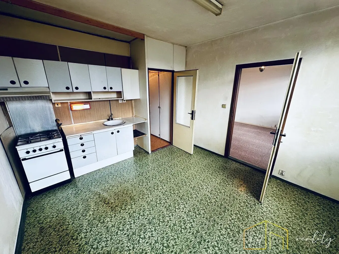Kitchen; kitchen appliances, tile floor