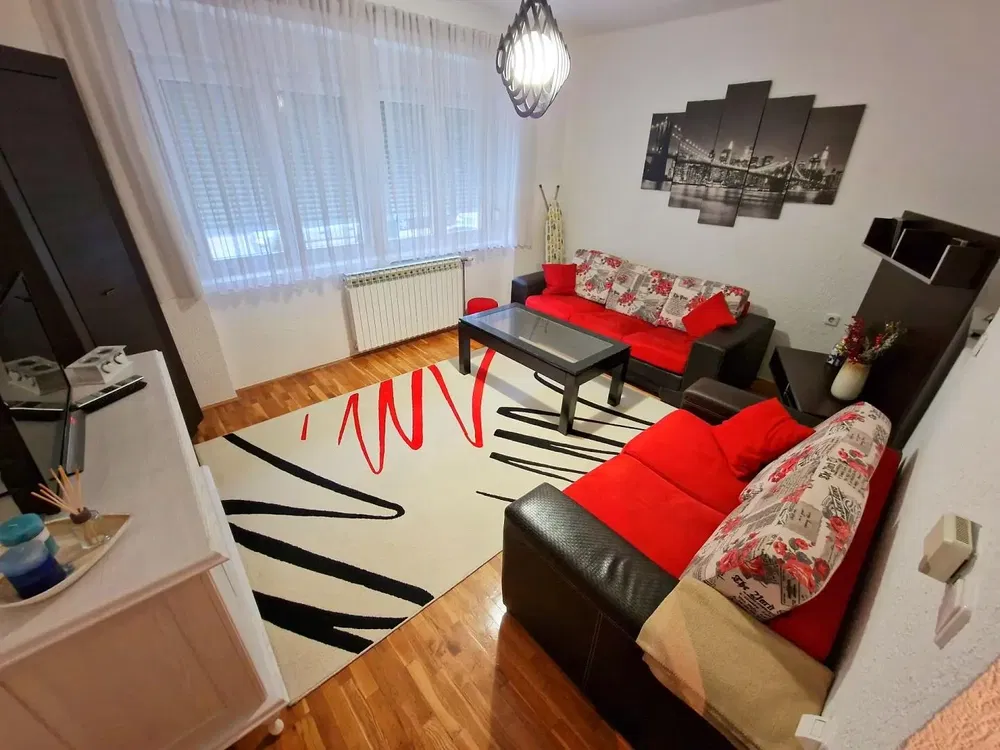 Oturma odası; modern stil, ahşap zemin, doğal ışık