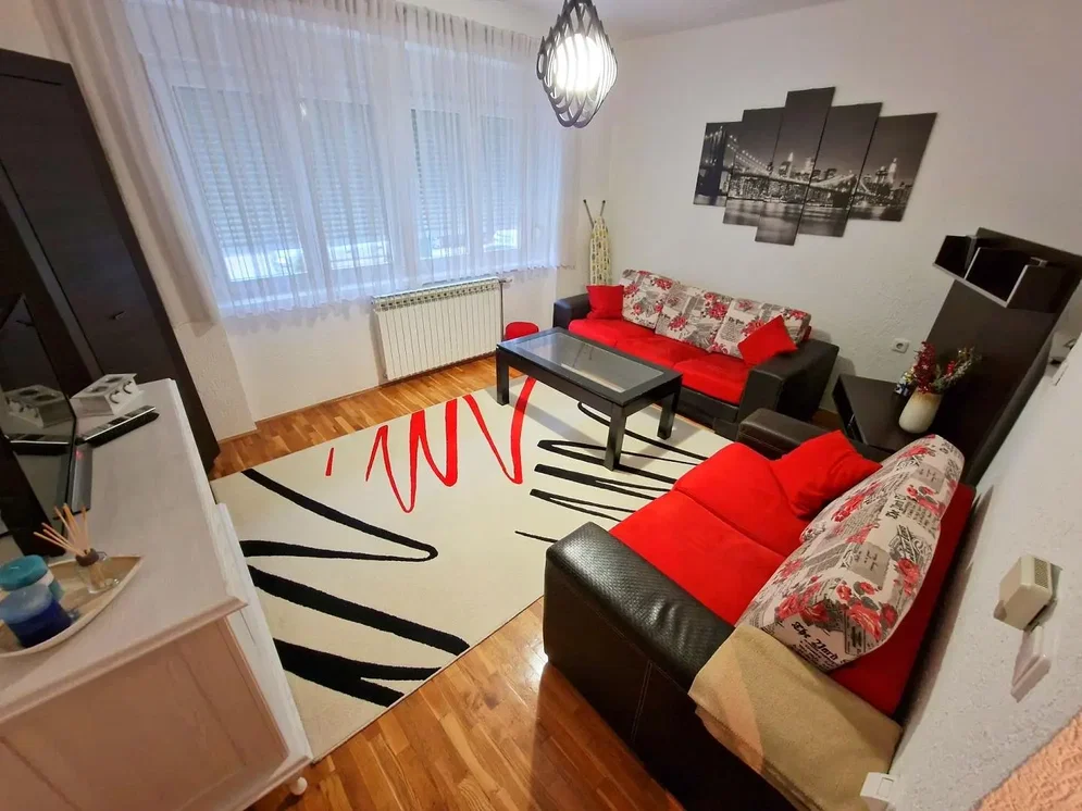 Oturma odası; modern stil, ahşap zemin, doğal ışık