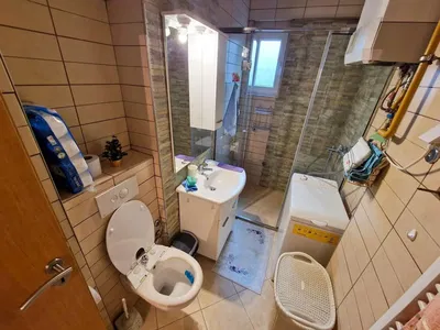 Banyo; fayans zemin, tadilatlı