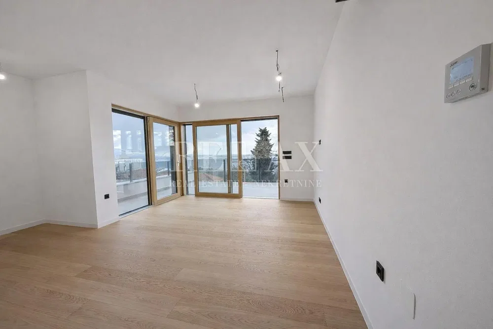 Soggiorno; vista, pavimento in legno, luce naturale, ristrutturato, stile moderno