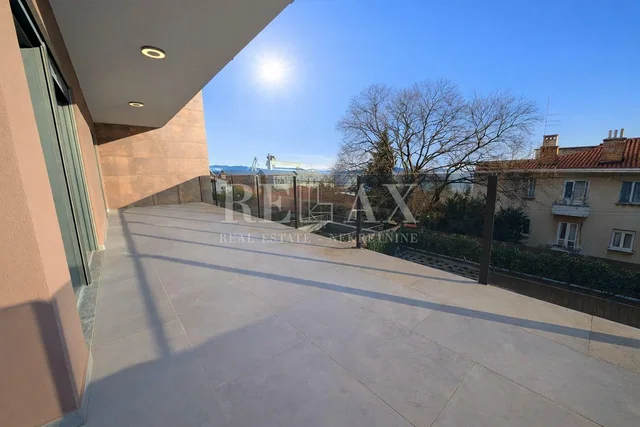 Terrazza; vista, pavimento in piastrelle