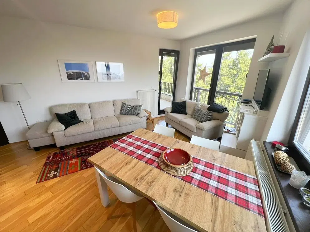 Obývací pokoj; dřevěná podlaha, přirozené světlo, moderní styl, výhled