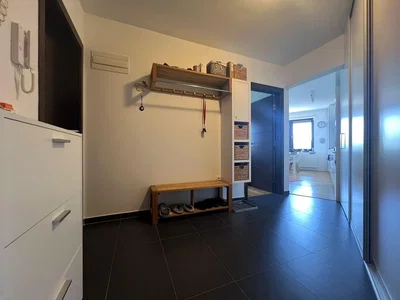 Šatna; dlažba, přirozené světlo