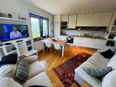 Obývací pokoj; výhled, dřevěná podlaha, přirozené světlo