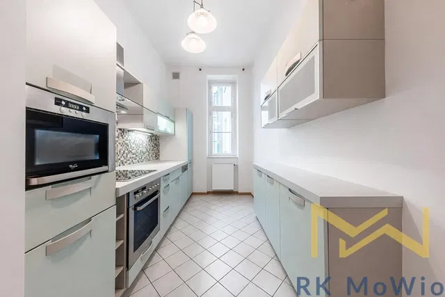 Κουζίνα; συσκευές κουζίνας, πλακάκια, φυσικό φως, μοντέρνο στυλ