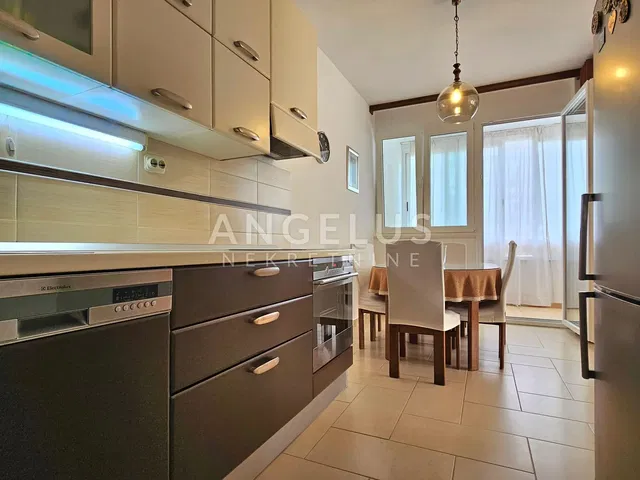 Cuisine; électroménager, carrelage, lumière naturelle