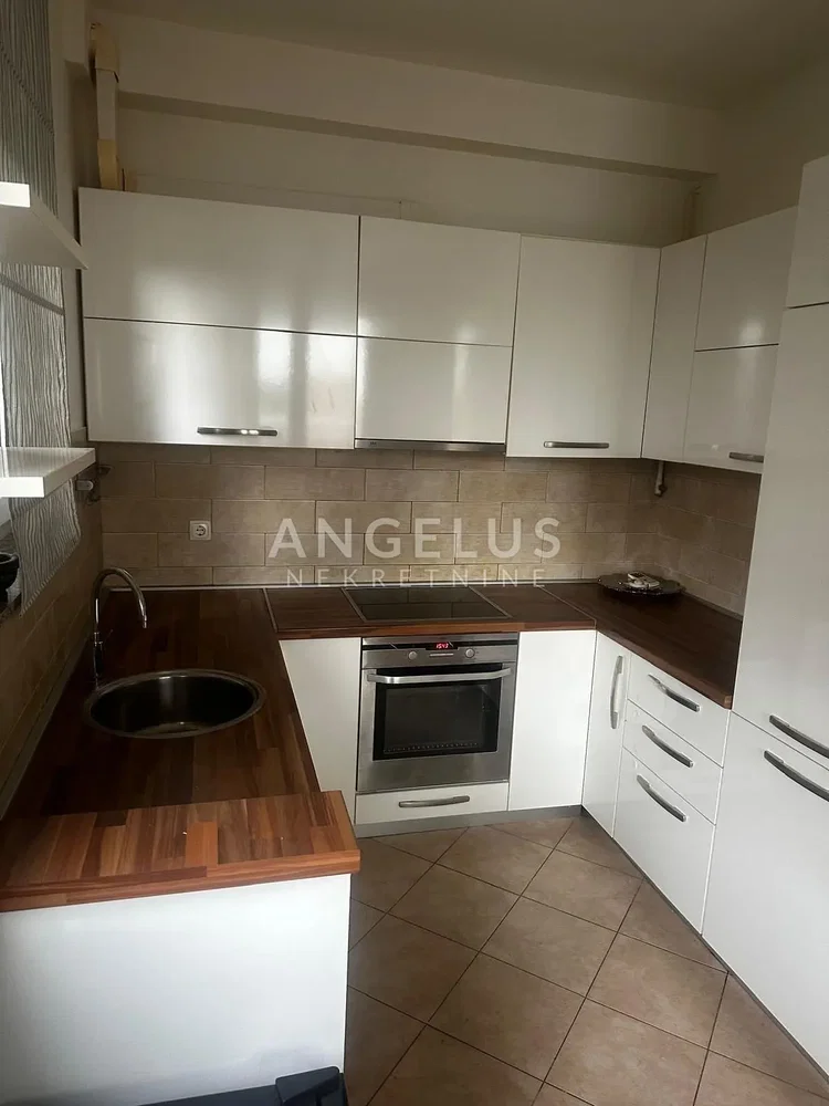 Küche; küchengeräte, fliesenboden, renoviert