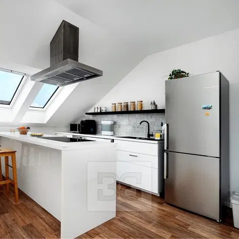 Кухня; кухненски уреди, естествена светлина, модерен стил