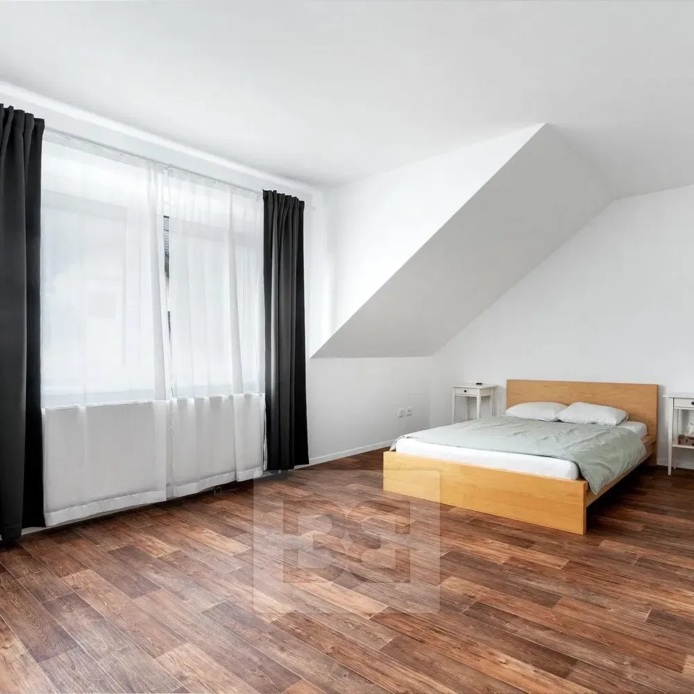 Спалня; дървен под, естествена светлина