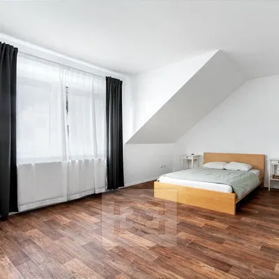 Спалня; дървен под, естествена светлина