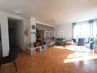 Oturma odası; fayans zemin, doğal ışık, modern stil