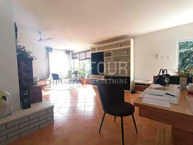 Soggiorno; pavimento in piastrelle, luce naturale