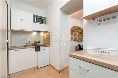 Kuhinja; kuhinjski aparati, pločice, prirodno svjetlo, moderni stil