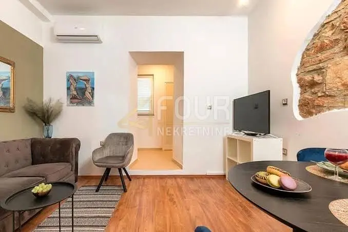 Dnevna soba; drveni pod, prirodno svjetlo, moderni stil