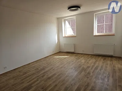 Schlafzimmer; fliesenboden, tageslicht, renoviert