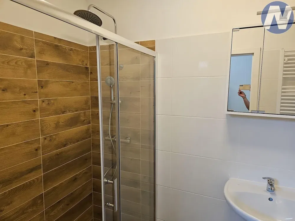 Badezimmer; fliesenboden, renoviert, tageslicht, moderner stil