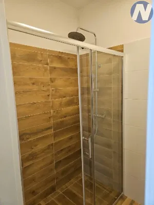 Badezimmer; fliesenboden, tageslicht, renoviert