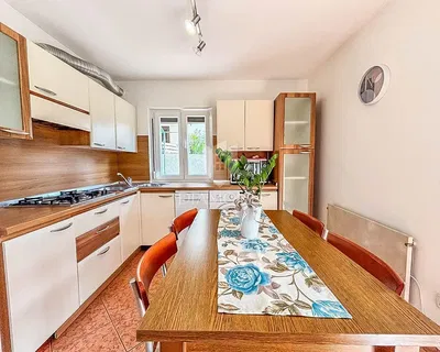 Küche; küchengeräte, fliesenboden, tageslicht