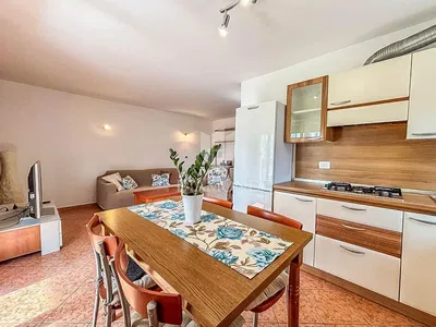 Küche; fliesenboden, tageslicht