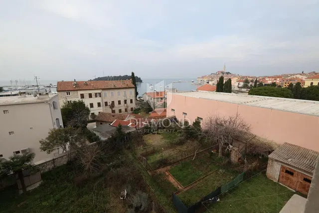 Casa y alrededores; vista