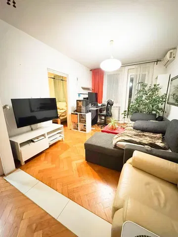 Dnevni boravak; drveni pod, prirodna svjetlost