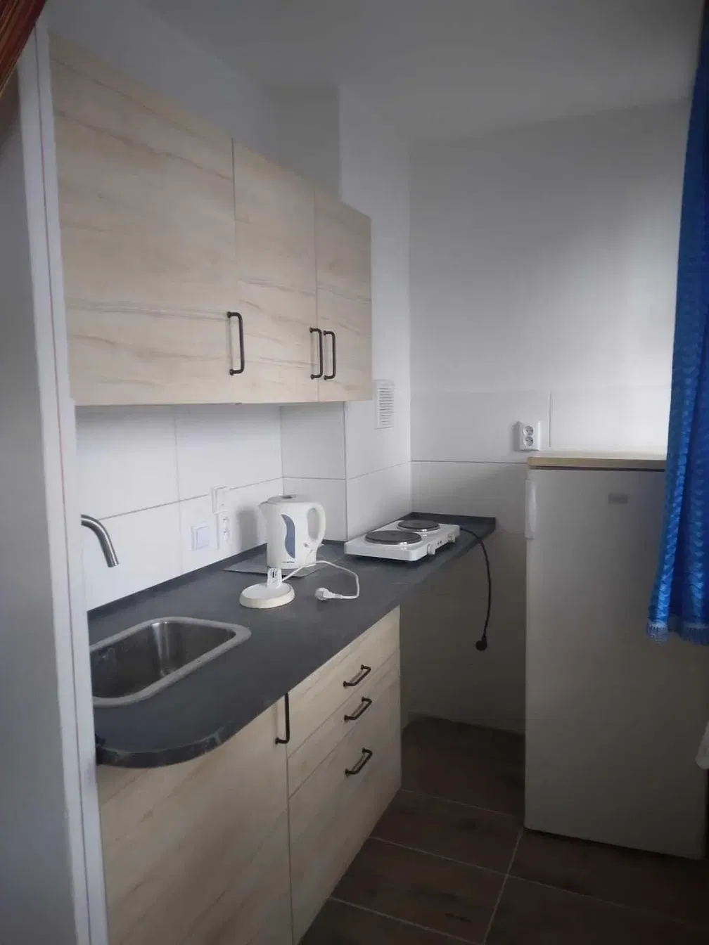 Kitchen; kitchen appliances, tile floor