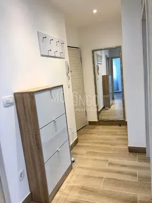 Vestiaire; carrelage, rénové, lumière naturelle