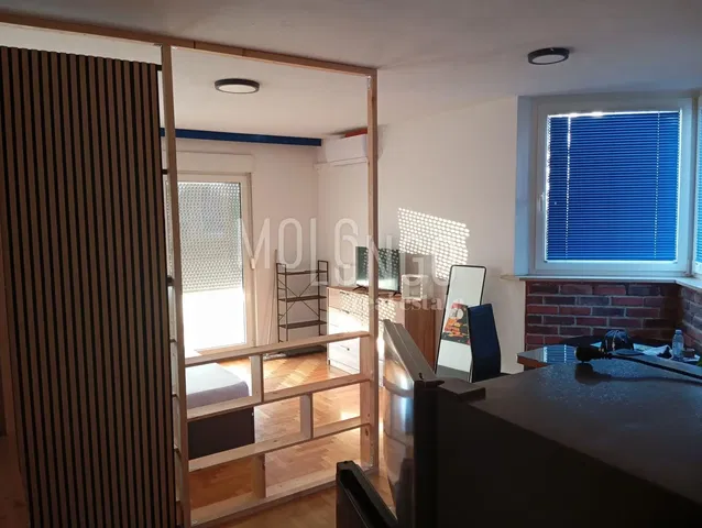 Spavaća soba; drveni pod, prirodno svjetlo