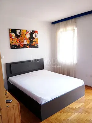 Spavaća soba; drveni pod, prirodno svjetlo, moderni stil