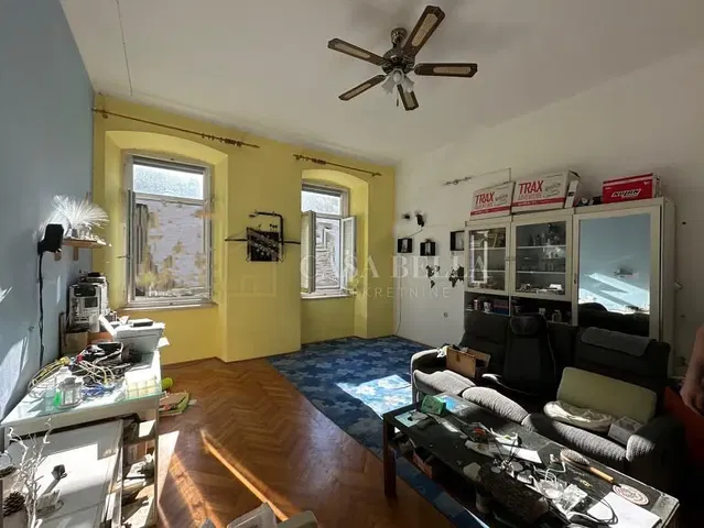 Soggiorno; necessita ristrutturazione, pavimento in legno, luce naturale