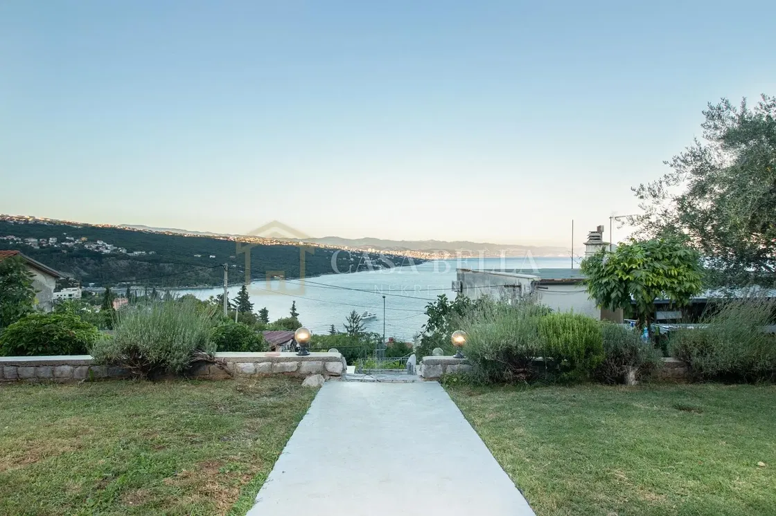 Maison et environs; vue