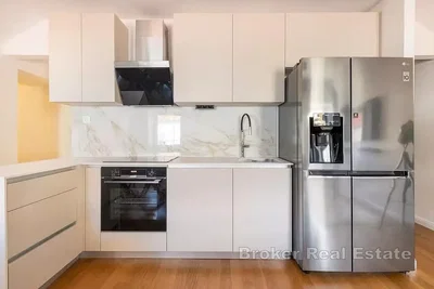 Küche; küchengeräte, holzboden, renoviert, tageslicht, moderner stil