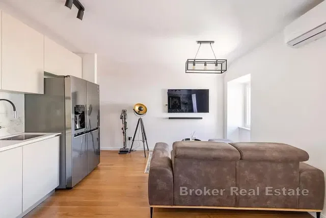 Wohnzimmer; küchengeräte, tageslicht, moderner stil, holzboden