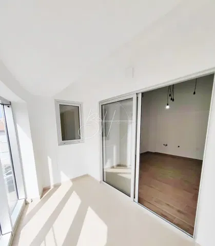 Balkon; prirodno svjetlo, drveni pod