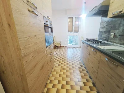 Mutfak; mutfak aletleri, fayans zemin, doğal ışık, modern stil