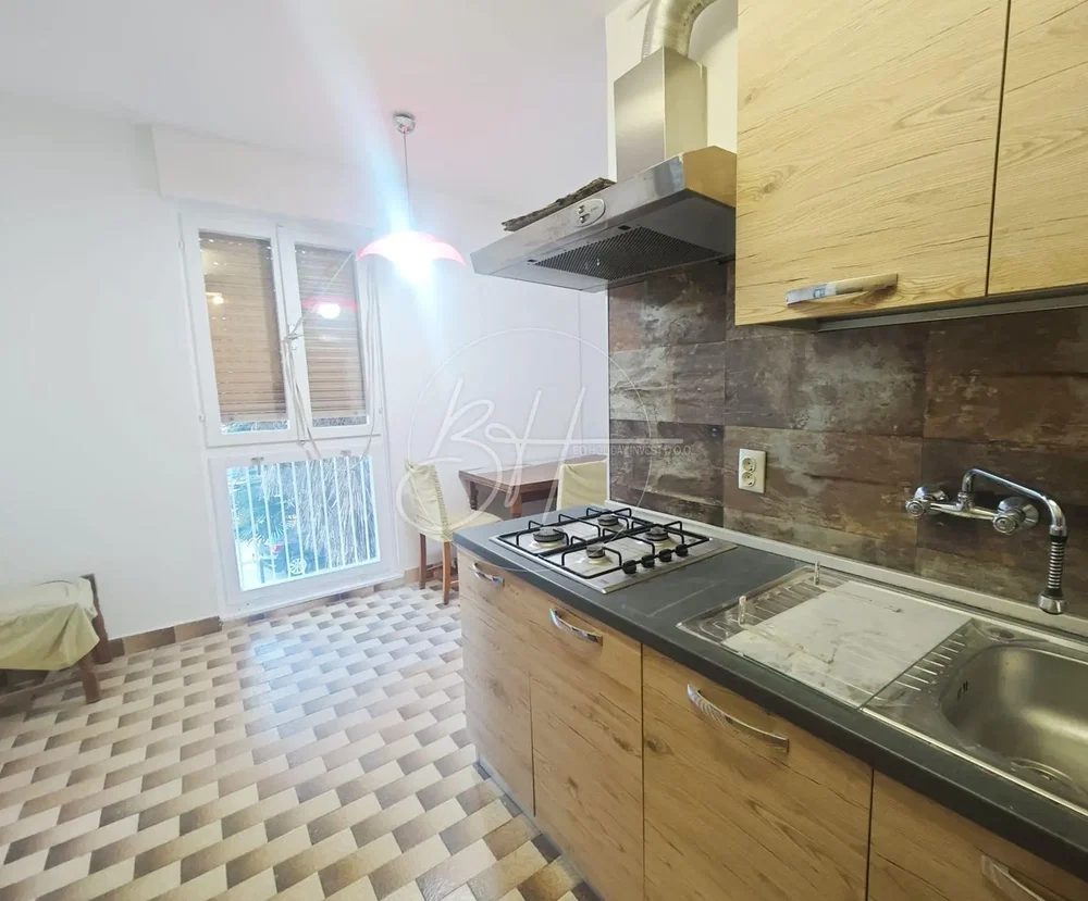 Mutfak; mutfak aletleri, manzara, fayans zemin