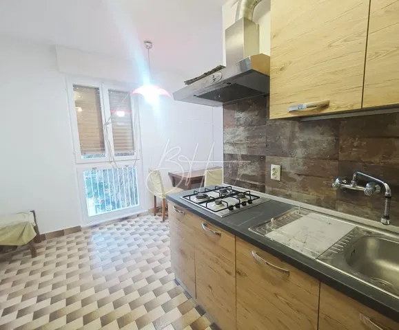 Kuhinja; kuhinjski aparati, pogled, pločice