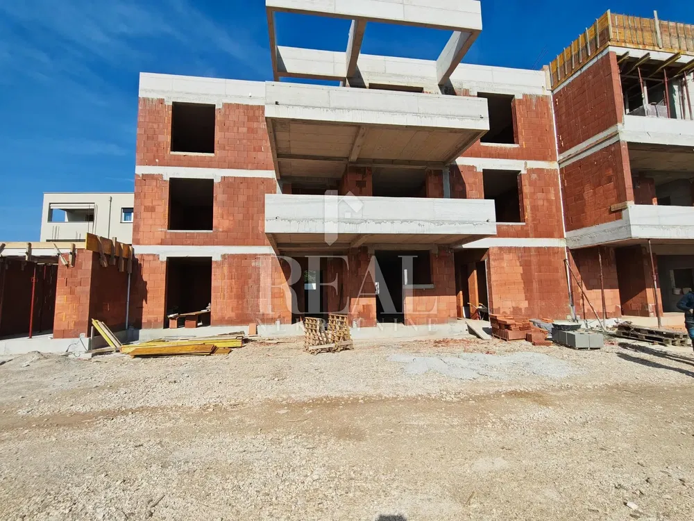 Kuća i okolina; potrebna renovacija