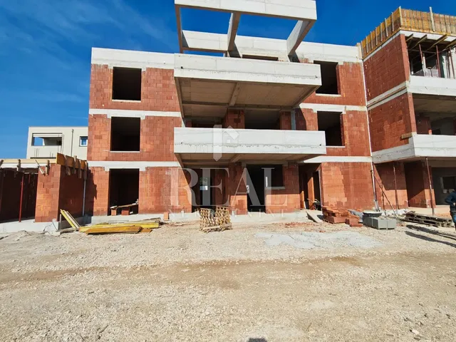 Kuća i okolina; potrebna renovacija