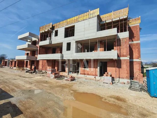 Kuća i okolina; potrebna renovacija