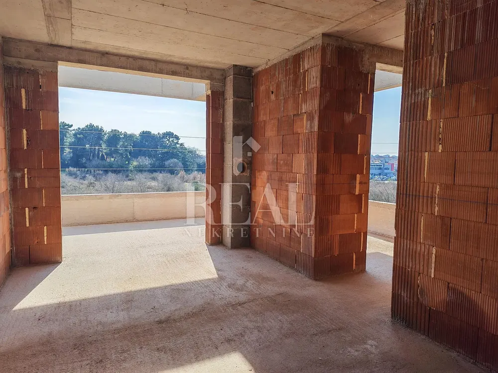 Balkon; pogled, potrebna renovacija