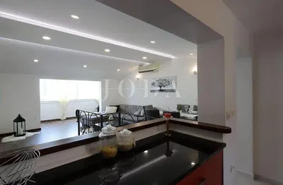 Cuisine; vue, lumière naturelle, style moderne