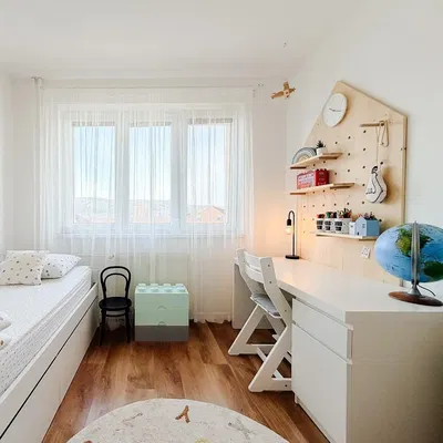 Çocuk odası; doğal ışık, modern stil, ahşap zemin