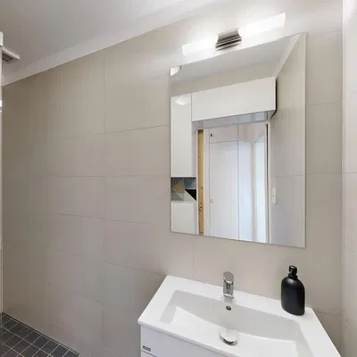 Banyo; fayans zemin, doğal ışık, tadilatlı