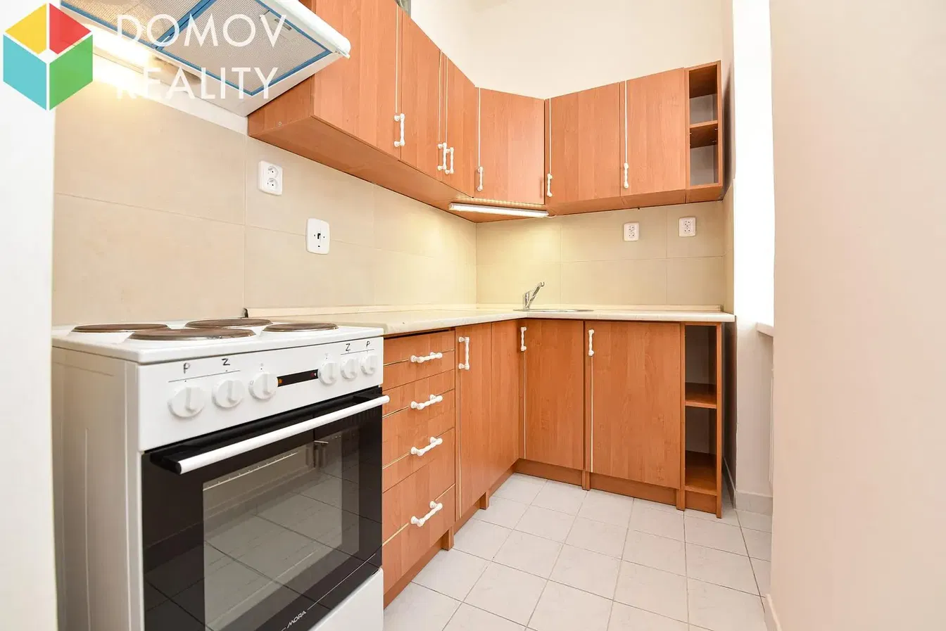 Cocina; electrodomésticos, suelo de baldosas