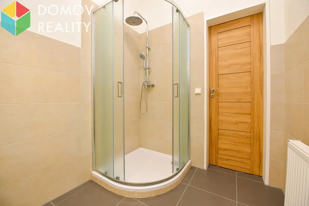 Baño; suelo de baldosas, renovado, luz natural, estilo moderno