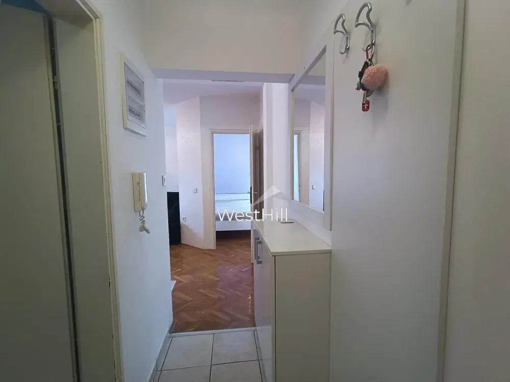 Garderobe; holzboden, tageslicht