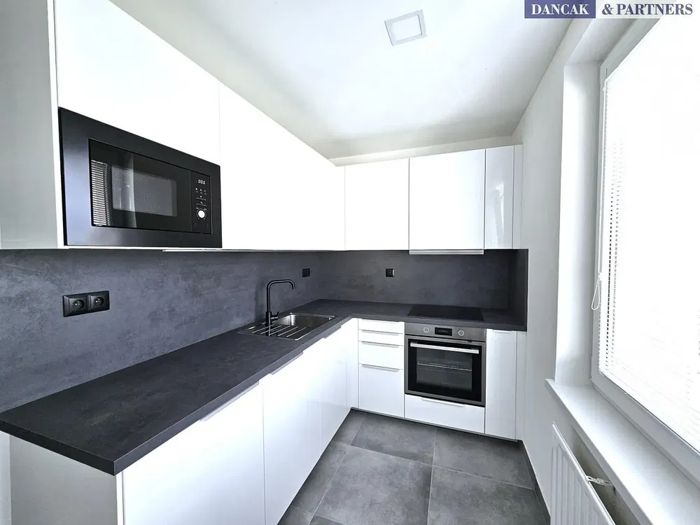 Kuchyně; kuchyňské spotřebiče, dlažba, přirozené světlo, moderní styl, po rekonstrukci