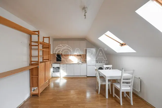 Keuken; houten vloer, natuurlijk licht